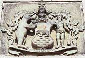 Герб рода фон Беров над входом в Эдольский замок