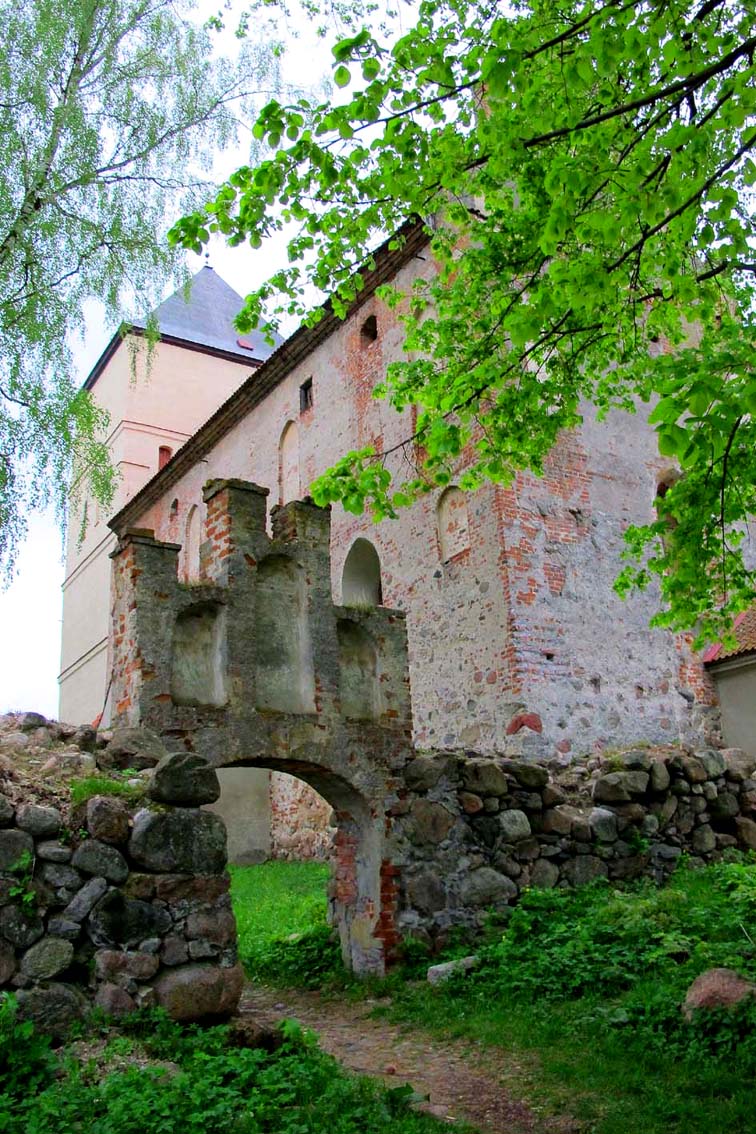 церковь, перестроенная из замка, фото Р. Римша, 2012 г.