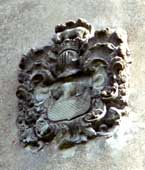 Малый герб рода фон Бер на башне замка в Эдоле