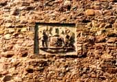 Замок в Сигулде: герб над входом
